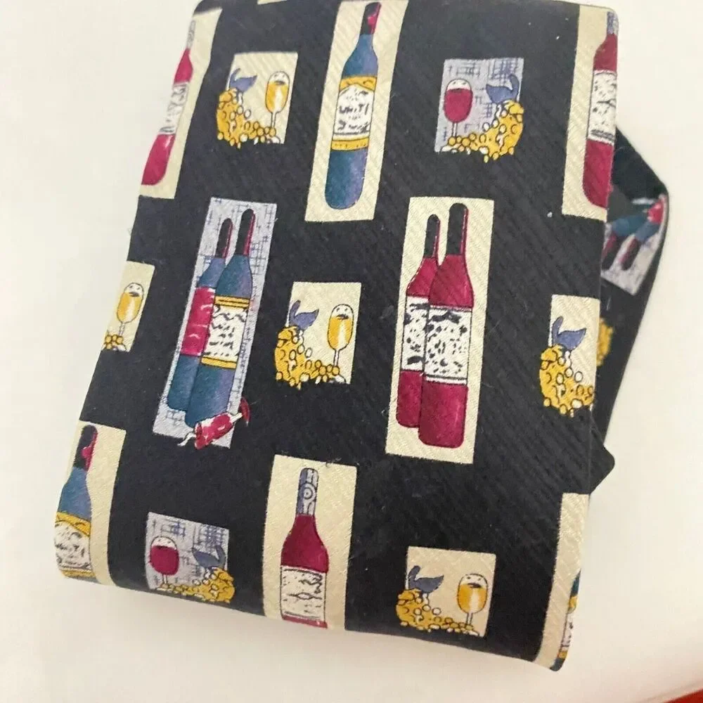 #5631 Michael Bruce Mens Wine Bottle Novelty Necktie. TIe 58X3.75